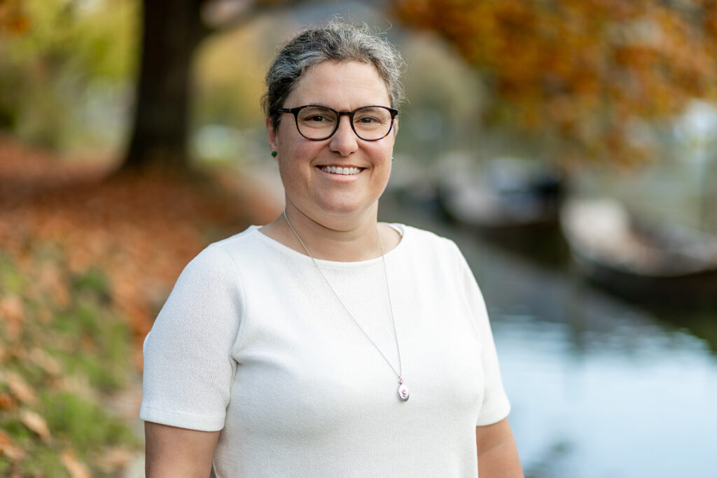 Angela Ochsner Porträt am Rhein bei Schaffhausen